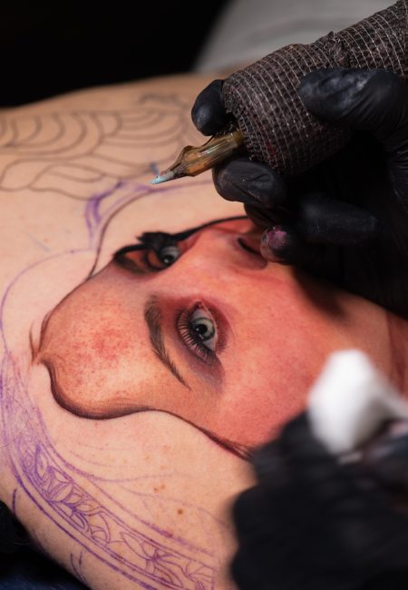 Betz Osuna realizando tatuaje de realismo en su estudio de Madrid